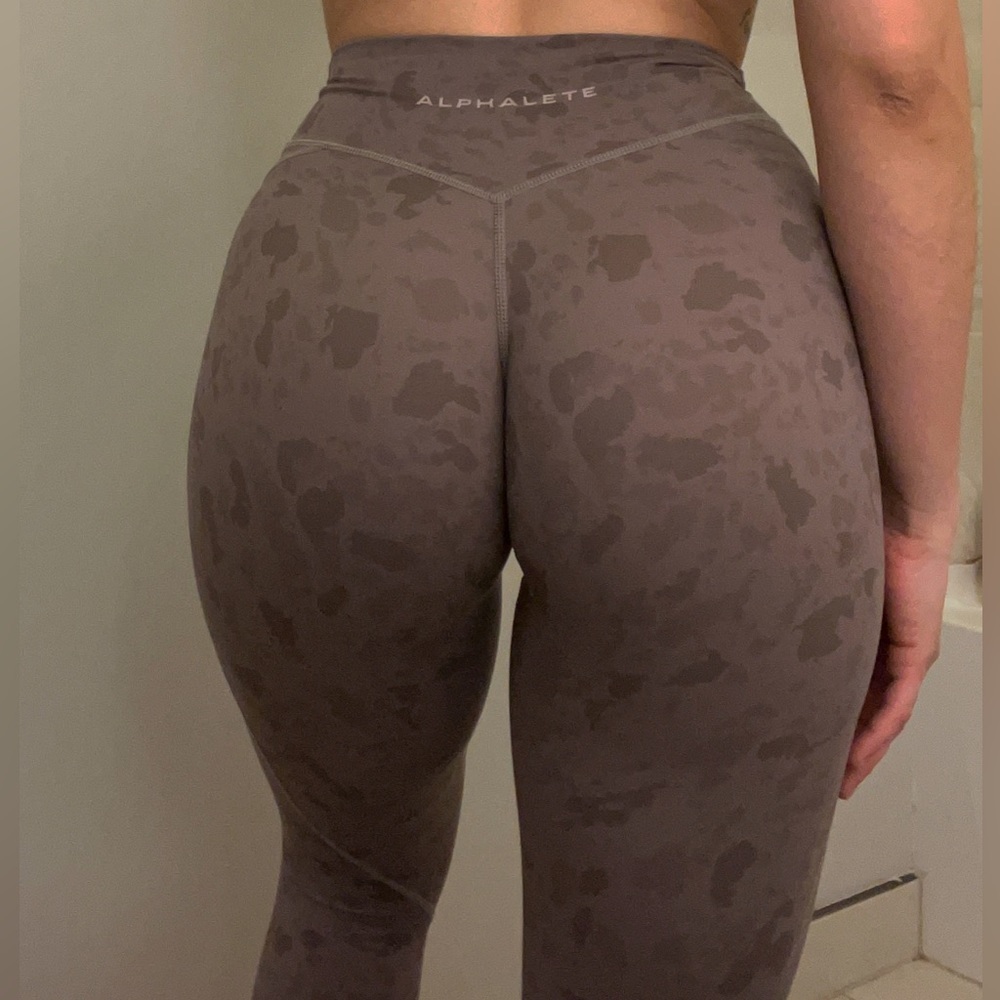 Alphalete Surface Power leggings Pebble Print Mocha  Size XS